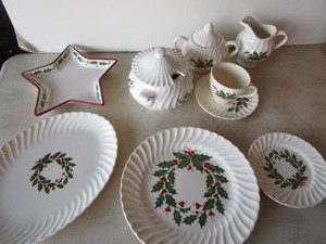 Holly dinnerware ten dinner plates...