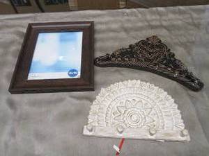 8x10 Frame, 2 Dcor Hangers...