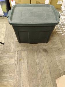 lot 185 image: Rubbermaid 18 Gallon Tote Full of White & Black T-Shirts in Various Sizes See Photos