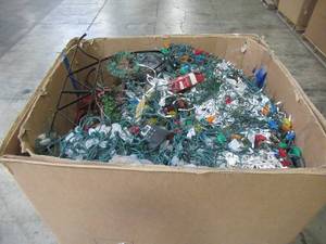 lot 102 image: WHOLESALE MIXED PALLET OF MISCELLANEOUS CHRISTMAS LIGHTS AND DECORATIONS