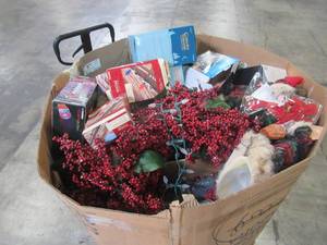 lot 103 image: WHOLESALE MIXED PALLET OF MISCELLANEOUS CHRISTMAS DECORATIONS