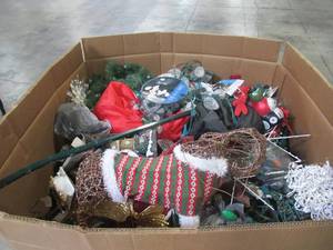 lot 104 image: WHOLESALE MIXED PALLET OF MISCELLANEOUS CHRISTMAS DECORATIONS