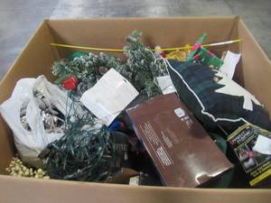 lot 105 image: WHOLESALE MIXED PALLET OF MISCELLANEOUS CHRISTMAS DECORATIONS