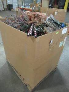 lot 140 image: WHOLESALE MIXED PALLET OF MISCELLANEOUS CHRISTMAS AND HOLIDAY DECORATIONS