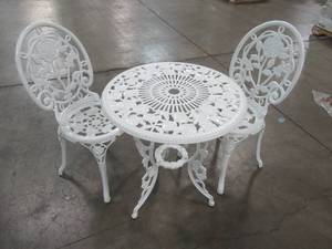 lot 143 image: HOMEFUN Cast Iron Outdoor Bistro Table Set, White Rose 3 Piece, Table and Chairs, HFHW017-W.