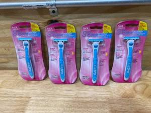 lot 95 image: HARMON FACE VALUES Lot of 4-  3 Blade Easyfit Womens Shaving Systems