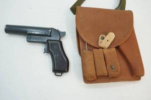 Flare gun and pouch