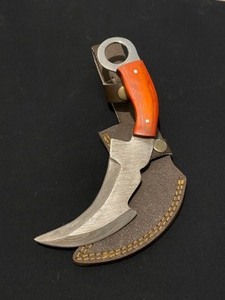 Remarkable Custom Damascus Steel Karambit Knife