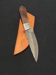 Elegant Custom Damascus Steel Knife