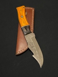 Distinctive Custom Damascus Steel Knife