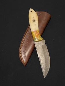 Elegant Custom Damascus Steel Knife