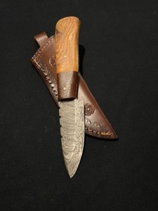 Elegant Custom Damascus Steel Knife