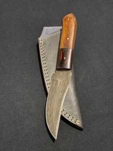 Elegant Custom Damascus Steel Knife