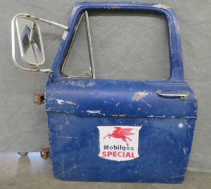lot 1 image: ORIGINAL MOBILGAS SPECIAL EMBLEM (Sticker) VINTAGE FORD DOOR