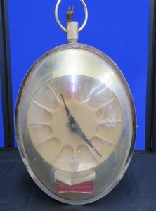 lot 7 image: OVAL SHAPED BUDWEISER CLOCK.