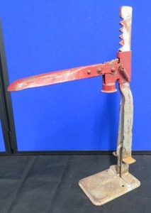 lot 21 image: VINTAGE  ANTIQUE BOTTLE CAPPER