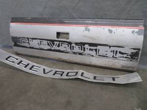 lot 31 image: VINTAGE CHEVY TAILGATE  CHEVROLET EMBLEM