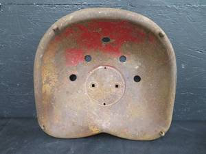 lot 44 image: VINTAGE TRACTOR SEAT