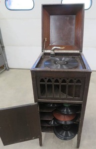 lot 57 image: VINTAGE PATHE FRERES PHONOGRAPH CO RECORD PLAYER WITH OLD 12 VINTAGE RECORDS