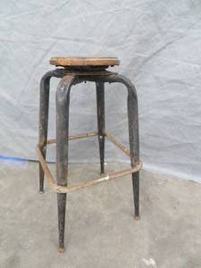 lot 59 image: VINTAGE SPINNING BAR STOOL