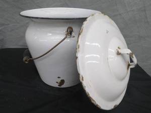 lot 79 image: ENAMEL CHAMBER POT WITH LID (LARGE)
