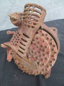lot 85 image: ANTIQUE CORN HUSKER SHUCKER