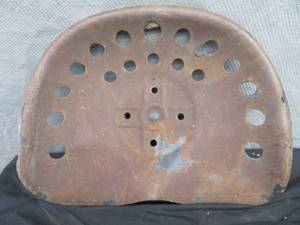 lot 103 image: TRACTOR SEAT