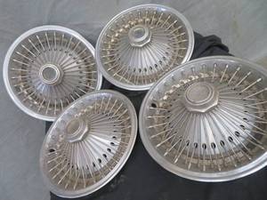 lot 104 image: 4 SPOKED HUBCAPS