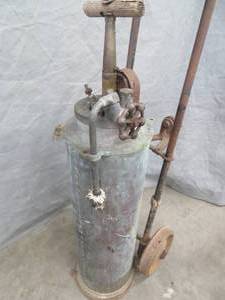 lot 108 image: ANTIQUE PYRENE HAND PUMP COPPER CAPITAL FIRE EXTINGUISHER (LARGE)