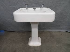 lot 129 image: ANTIQUE WHITE CAST IRON PEDISTAL SINK