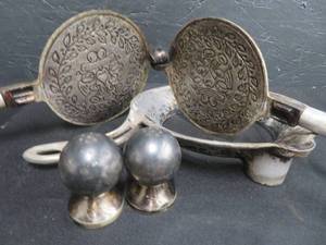 lot 137 image: VINTAGE KITCHEN  SALT AND PEPPER SHAKER