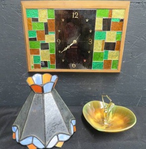 lot 138 image: VINTAGE MOSAIC CLOCK  STAINED GLASS LAMP SHADE