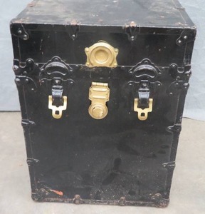 lot 141 image: VINTAGE TRUNK