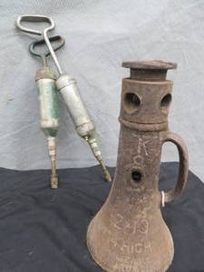 lot 145 image: VINTAGE JACK STAND OIL GUNS