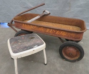 lot 148 image: VINTAGE RADIO FLYER AND VINTAGE COSCO STOOL