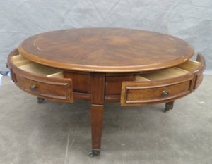 lot 153 image: CUTE SMALL WOODEN TABLE WITH DRAWERS ON CASTOR WHEELS