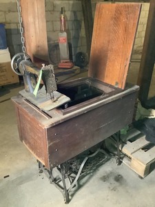 lot 170 image: Antique Sewing Machine