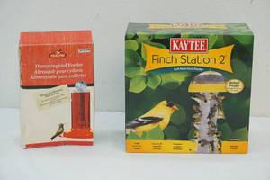 lot 16 image: Bird feeders