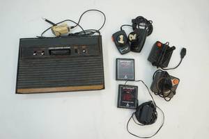 lot 20 image: Vintage computer gaming set