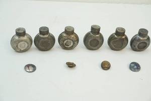 lot 31 image: Military oil cans and buttons