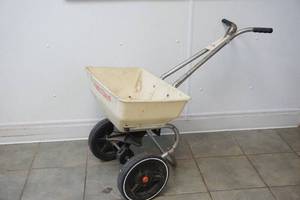 lot 48 image: Fertilizer spreader