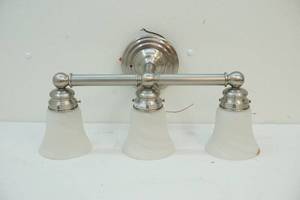 lot 49 image: Light fixture