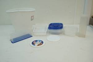 lot 80 image: Plastic housewares