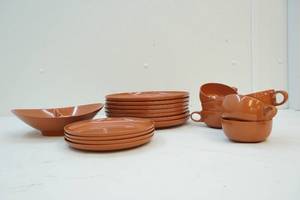 lot 83 image: Plastic dishware