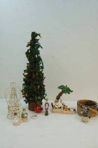 lot 84 image: Christmas dcor