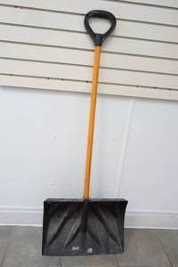 lot 104 image: Shovel