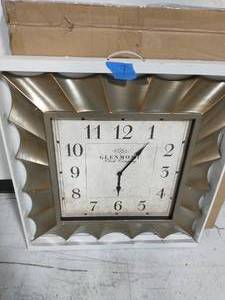 lot 9 image: Scallop Gold Wall Clock