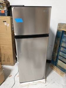 lot 25 image: VISSANI 7.1 cu. ft. Top Freezer Refrigerator in Stainless Steel Look