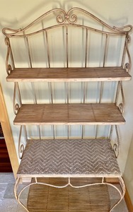 lot 3 image: Beautiful Bakers Rack