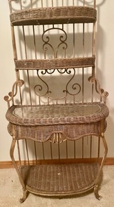 lot 19 image: Beautiful Ornate Design Bakers Rack